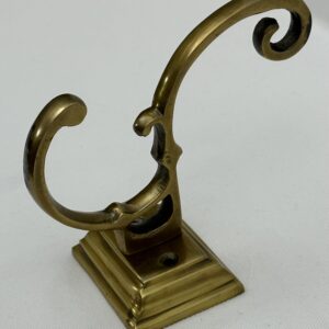HOOK ROBE SQUARE NEW ANTIQUE BRASS (24932)